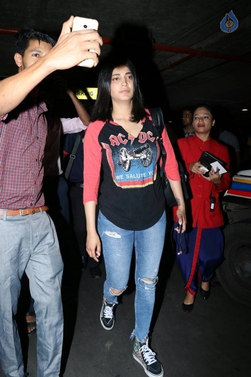 Shruti Haasan at Mumbai Airport - 6 / 17 photos