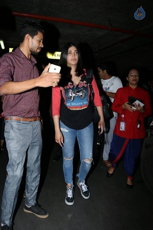 Shruti Haasan at Mumbai Airport - 7 / 17 photos