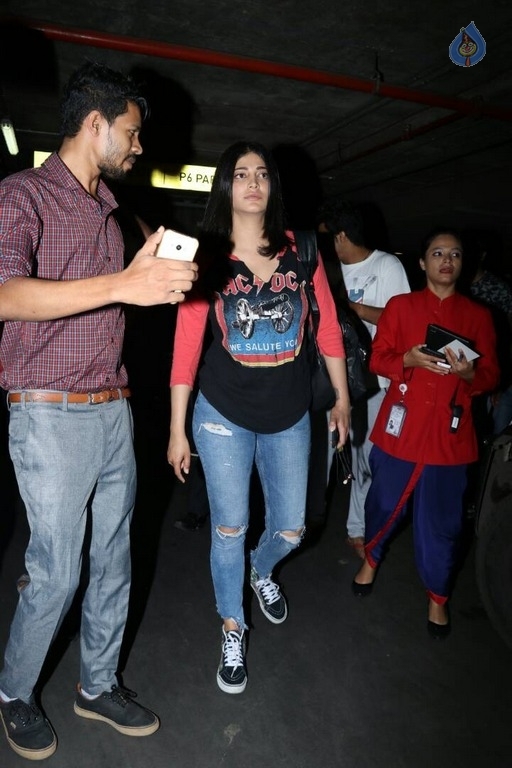 Shruti Haasan at Mumbai Airport - 8 / 17 photos