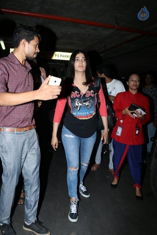 Shruti Haasan at Mumbai Airport - 13 / 17 photos