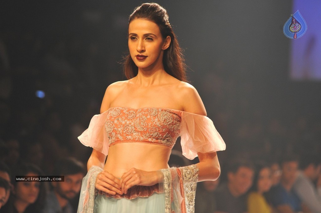 Shruti Haasan n Ileana Walks the Ramp at LFW 2014 - 21 / 28 photos