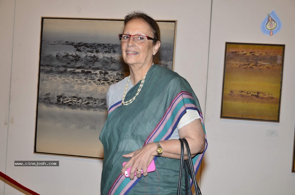 Sonakshi Sinha at Prafulla Dahanukar Art Exhibition - 15 / 79 photos