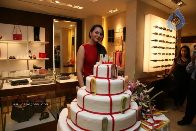 Sonakshi Sinha at The Launch of My Salvatore Ferragamo Collection - 28 / 35 photos