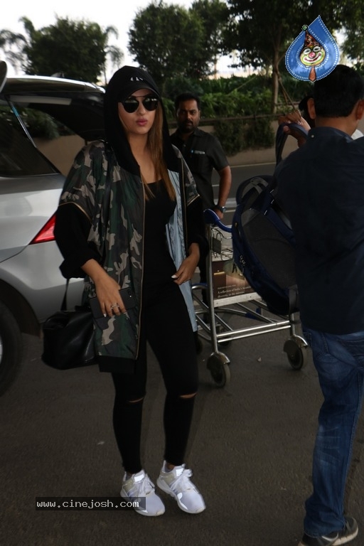 Sonakshi Sinha Spotted at Airport - 2 / 13 photos