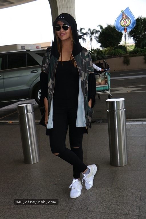 Sonakshi Sinha Spotted at Airport - 5 / 13 photos