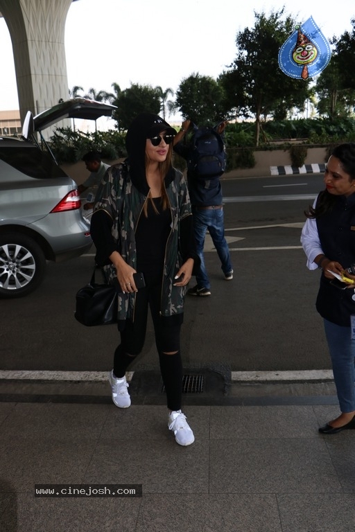Sonakshi Sinha Spotted at Airport - 7 / 13 photos