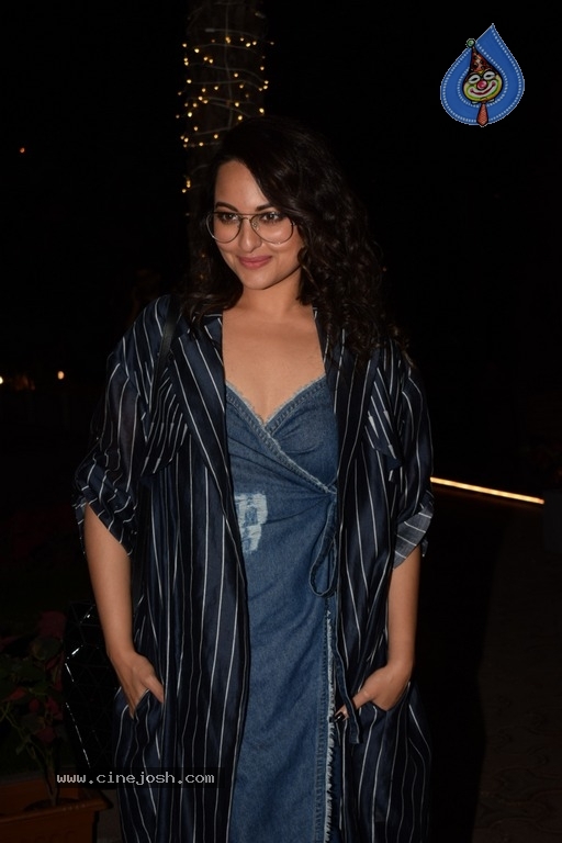 Sonakshi Sinha Spotted At Yauatcha Photos - 4 / 7 photos