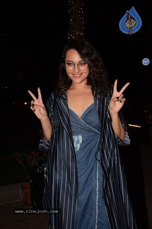 Sonakshi Sinha Spotted At Yauatcha Photos - 5 / 7 photos