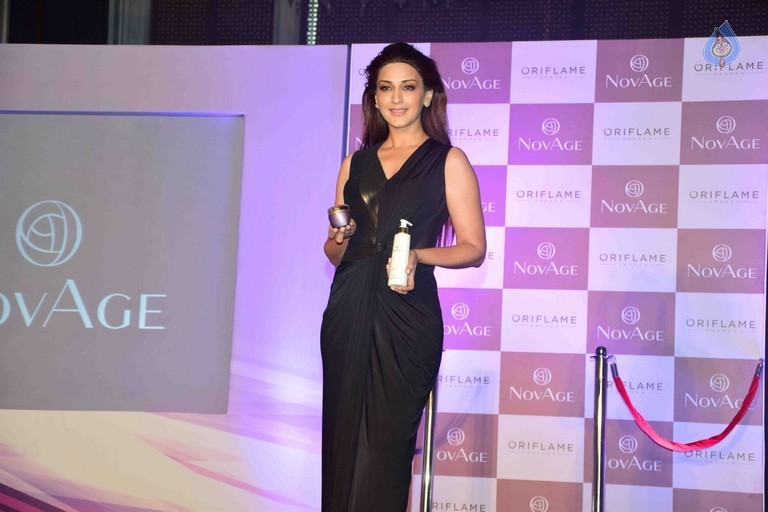 Sonali Bendre Launches Oriflame New Products - 4 / 21 photos