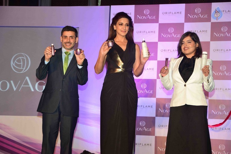 Sonali Bendre Launches Oriflame New Products - 11 / 21 photos