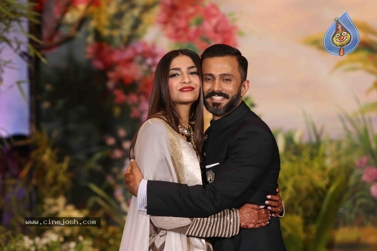 Sonam Kapoor And Anand Ahuja Wedding Reception Photos - 18 / 37 photos