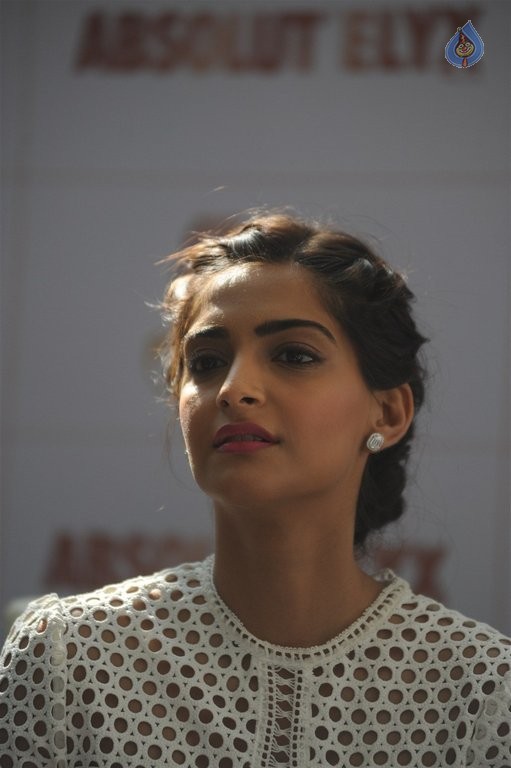 Sonam Kapoor at Filmfare Glamour And Style Awards - 10 / 21 photos