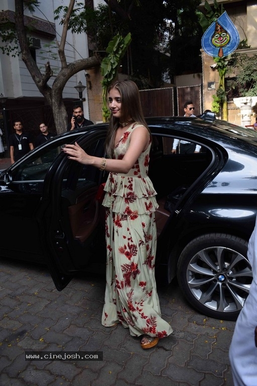 Sonam Kapoor Mehndi Ceremony - 2 / 39 photos