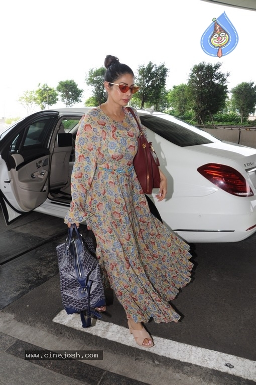 Sridevi Spotted at Airport - 2 / 15 photos