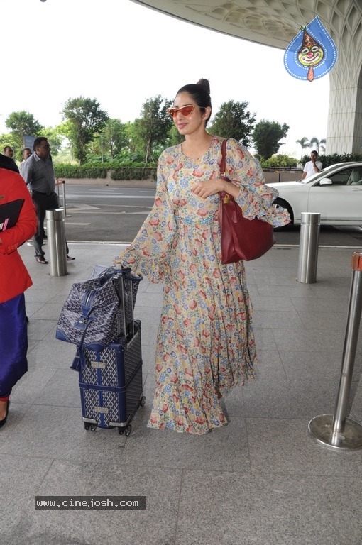 Sridevi Spotted at Airport - 3 / 15 photos