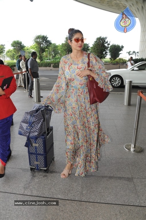 Sridevi Spotted at Airport - 4 / 15 photos