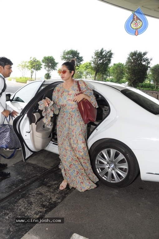 Sridevi Spotted at Airport - 5 / 15 photos