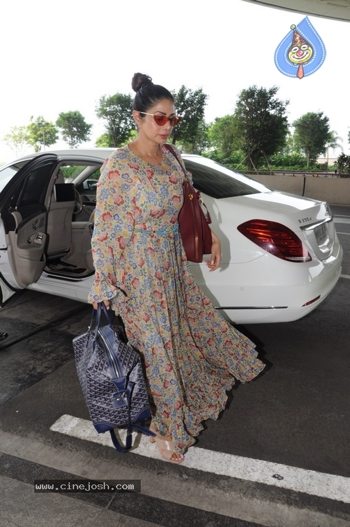 Sridevi Spotted at Airport - 8 / 15 photos