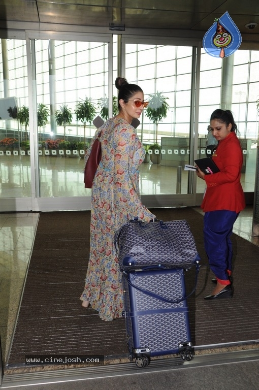 Sridevi Spotted at Airport - 10 / 15 photos