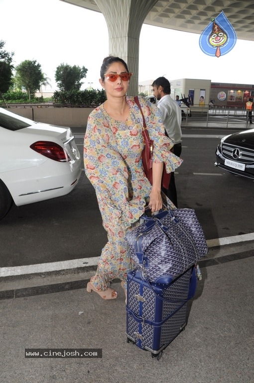 Sridevi Spotted at Airport - 11 / 15 photos
