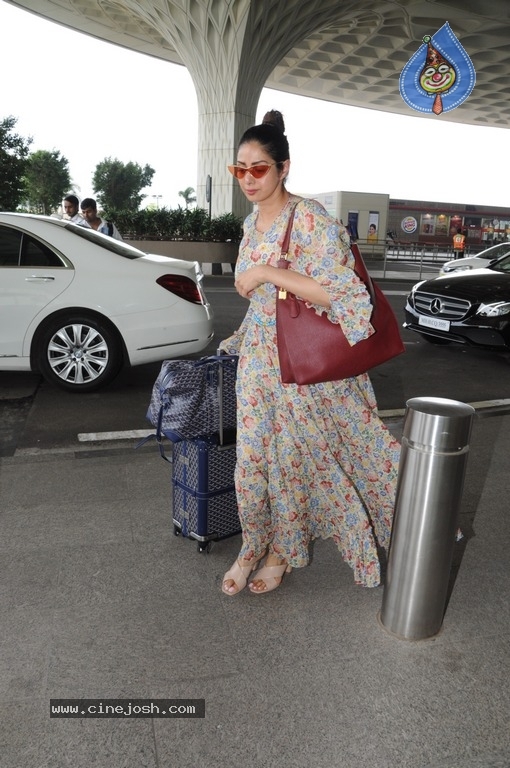 Sridevi Spotted at Airport - 12 / 15 photos