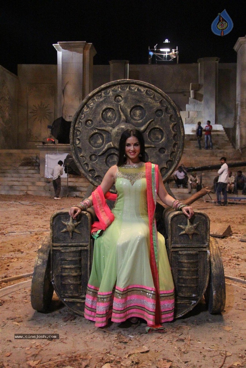 Sunny Leone at Film Leela Sets - 14 / 41 photos