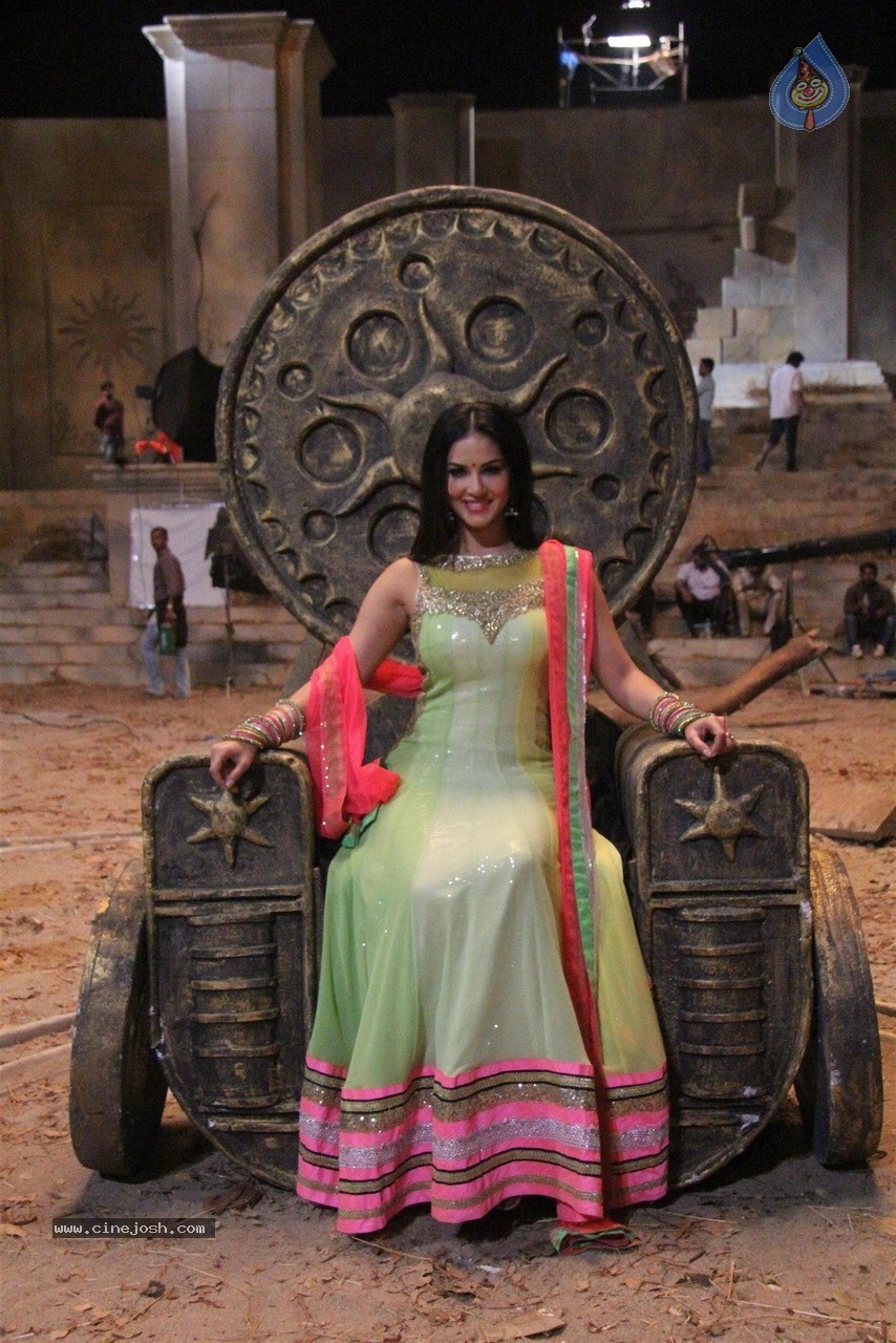 Sunny Leone at Film Leela Sets - 16 / 41 photos
