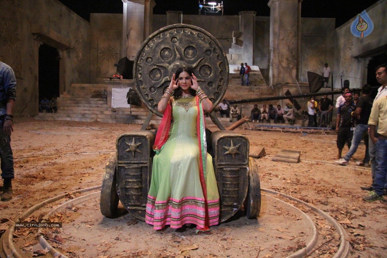 Sunny Leone at Film Leela Sets - 17 / 41 photos