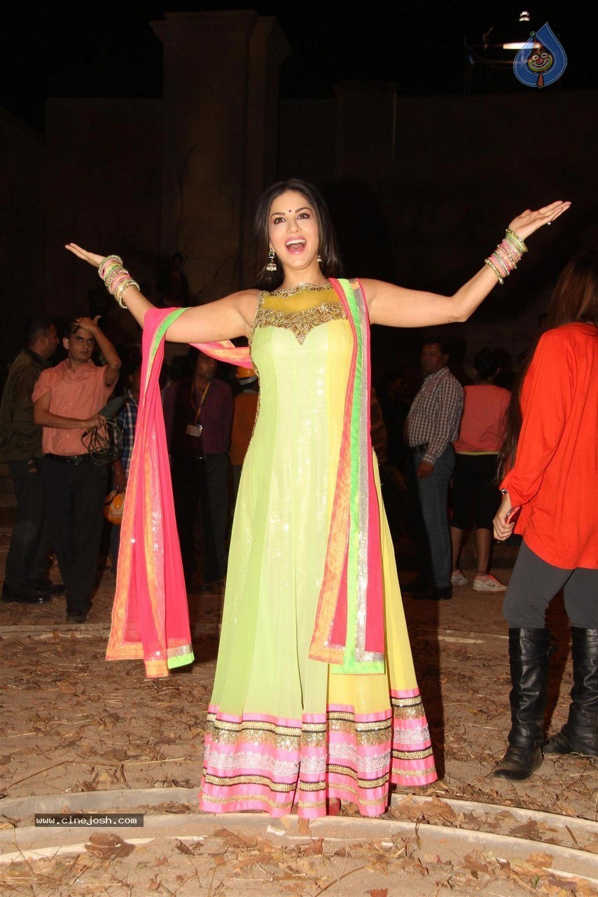 Sunny Leone at Film Leela Sets - 18 / 41 photos