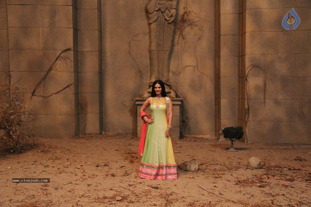 Sunny Leone at Film Leela Sets - 19 / 41 photos