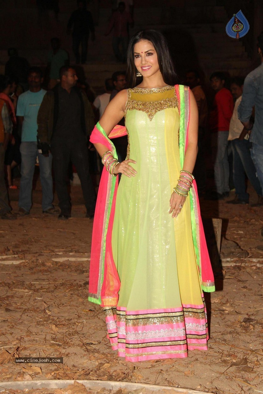 Sunny Leone at Film Leela Sets - 20 / 41 photos