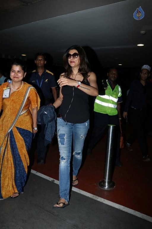 Sushmita Sen at Mumbai Airport - 15 / 18 photos
