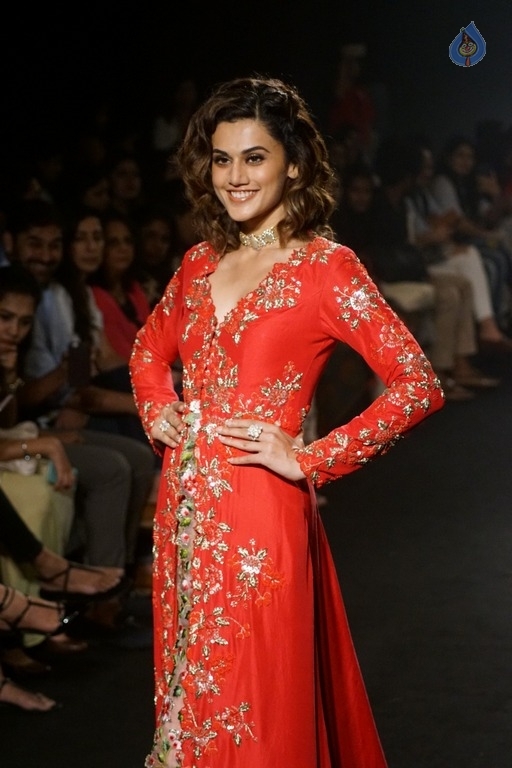 Taapsee at LFW Winter Festive 2017 - 15 / 18 photos
