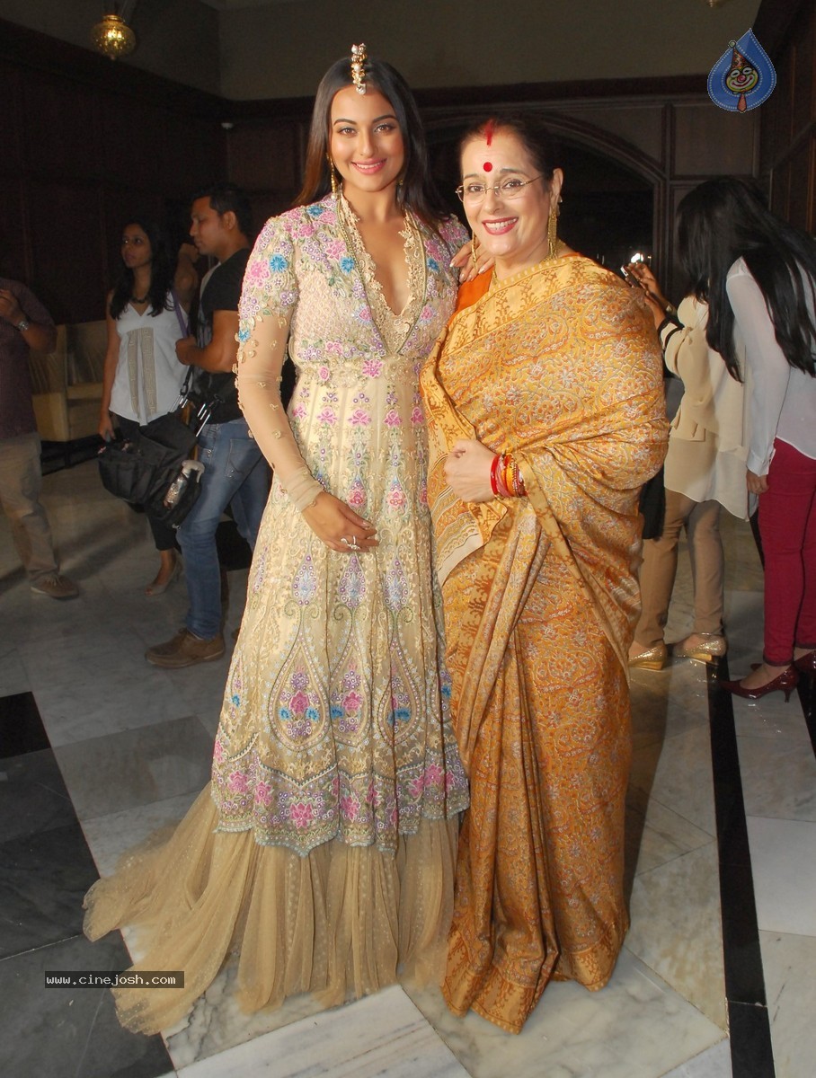 Tarun Tahiliani Solo Show for Sahachari Foundation - 3 / 39 photos