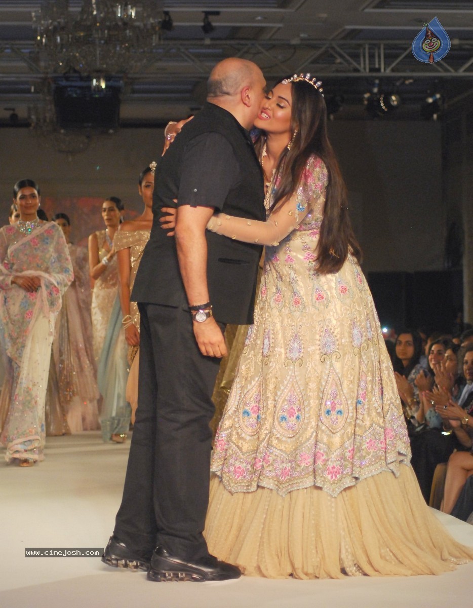 Tarun Tahiliani Solo Show for Sahachari Foundation - 7 / 39 photos