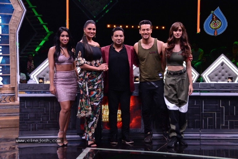 Tiger Shroff And Disha Patani Promotes Baaghi 2 On Super Dancer 2 - 2 / 17 photos