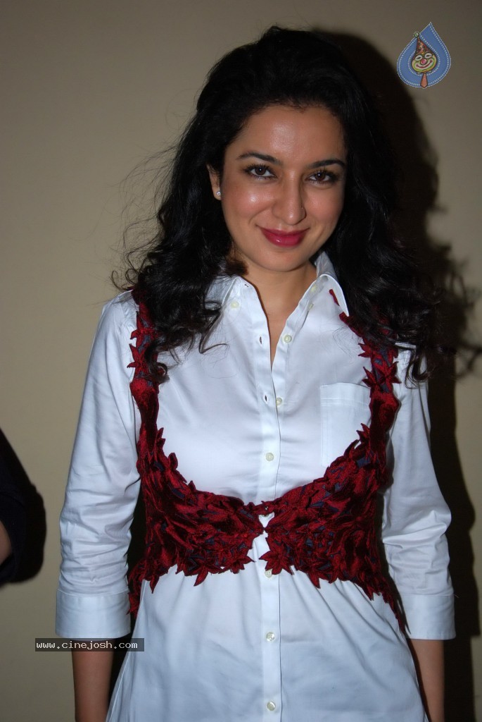 Tisca Chopra at Kiran Manral Book Launch - 14 / 23 photos