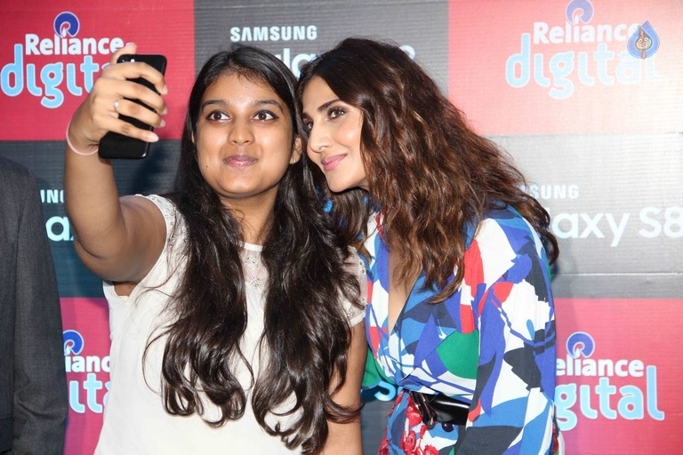 Vaani Kapoor Launches Samsung Galaxy S8 - 5 / 21 photos