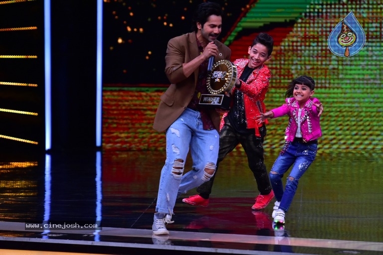Varun Dhawan Spotted On Set Of Super Dancer Chapter 2 - 11 / 11 photos