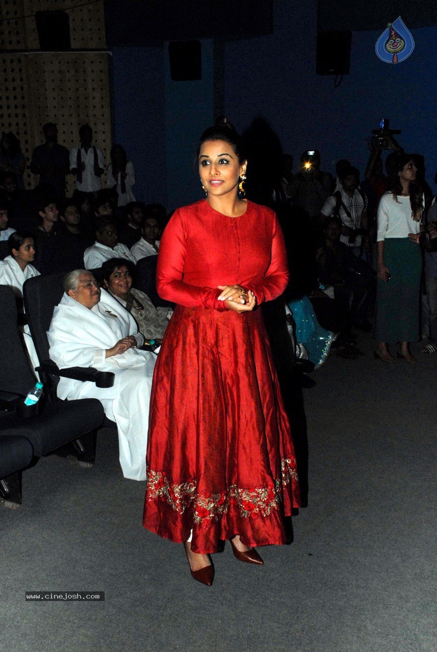 Vidya Balan at Cultural Hub Event - 12 / 39 photos