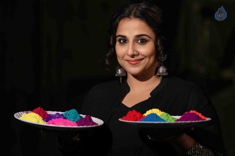 Vidya Balan Holi Celebrations - 7 / 14 photos