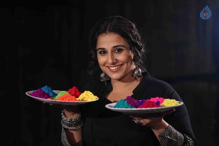 Vidya Balan Holi Celebrations - 14 / 14 photos