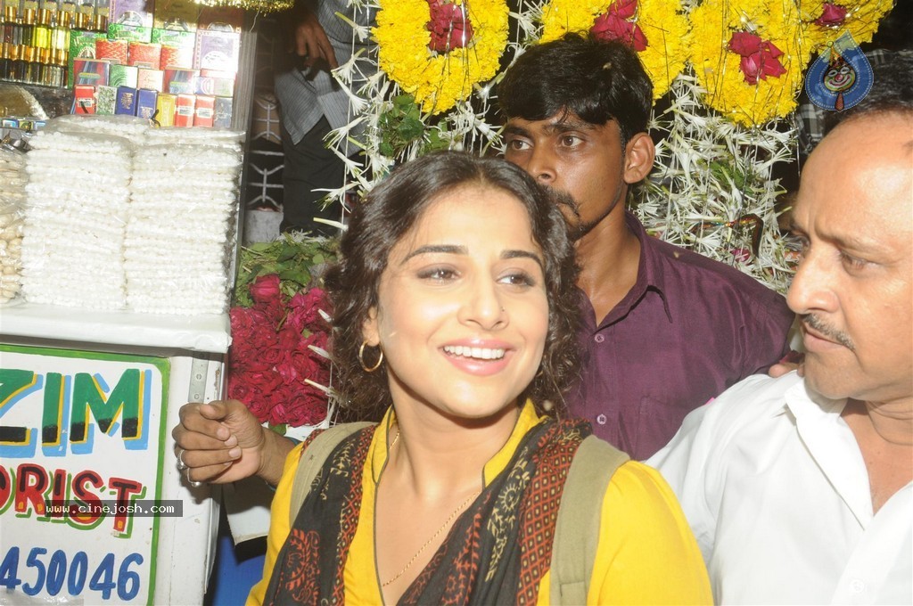 Vidya Balan Visits Mahim Dargah  - 4 / 27 photos