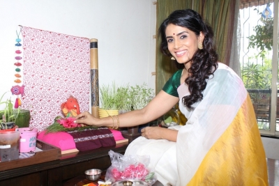 Actress Sonali Kulkarni Ganapathi Pooja Photos - 2 of 16