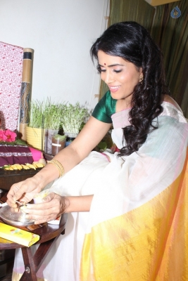 Actress Sonali Kulkarni Ganapathi Pooja Photos - 8 of 16