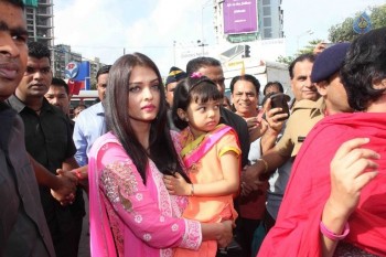 Aishwarya Rai Visits Siddivinayak Temple - 4 of 11