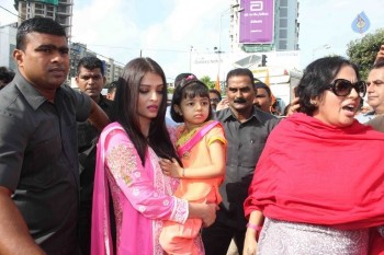 Aishwarya Rai Visits Siddivinayak Temple - 8 of 11