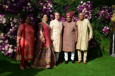 Akash Ambani and Shloka Mehta Wedding Reception - 33 of 38