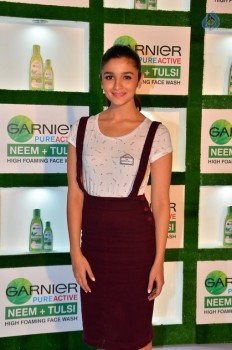 Alia Bhatt Launches Garnier Bandwagon - 11 of 34