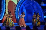alia-bhatt-n-parineeti-perform-at-the-iiaa-2014